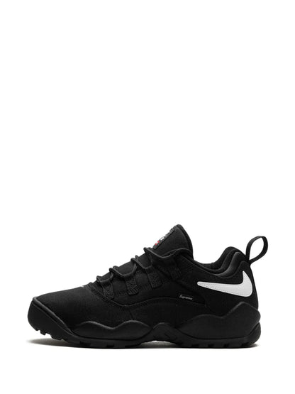 X Supreme Sb Darwin Low Black Sneakers